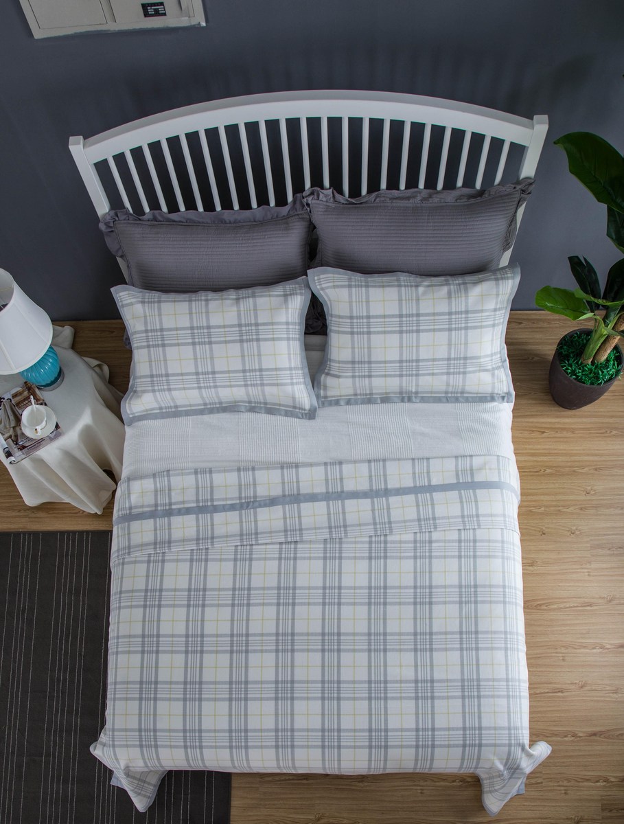 Checked two-piece bedding set
